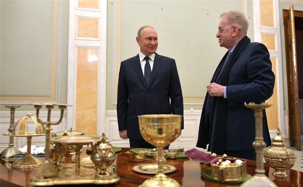 Владимир Путин привез в Эрмитаж церковную утварь дочери Александра II
