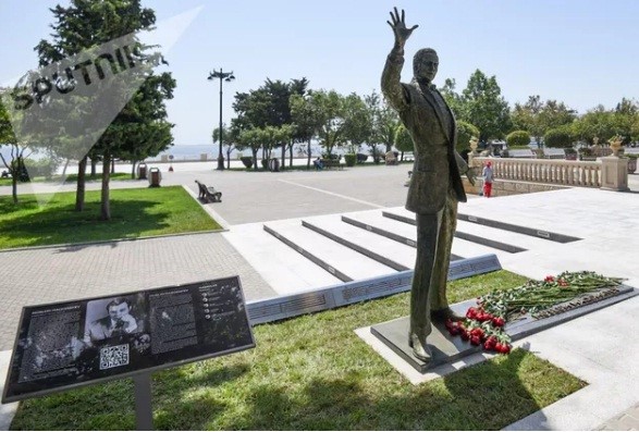 Памятник Муслиму Магомаеву. © Фото : @AzeSputnik/Telegram