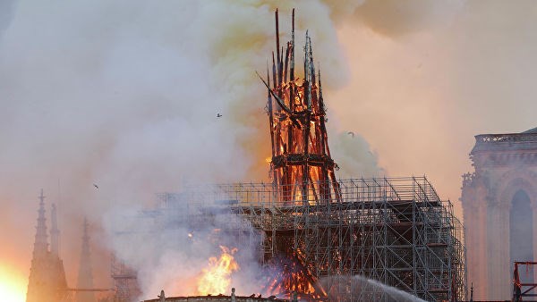Собор Парижской Богоматери в огне. Фото: соцсети