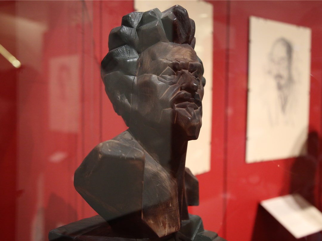 Лев Троцкий. Скульптура выполнена Игнатьевым по рисунку Анненкова, 1924