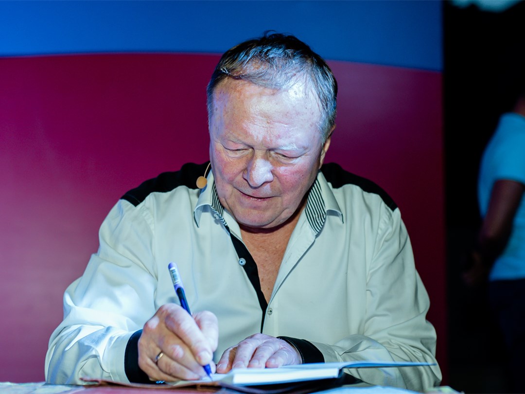 Борис Галкин оставляет поклоннику автограф.
