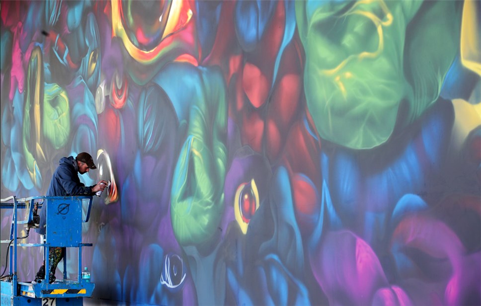 Создание мурала по эскизу Александра Купаляна на стене Новой Третьяковки. Фото: Сергей Карпухин/ТАСС