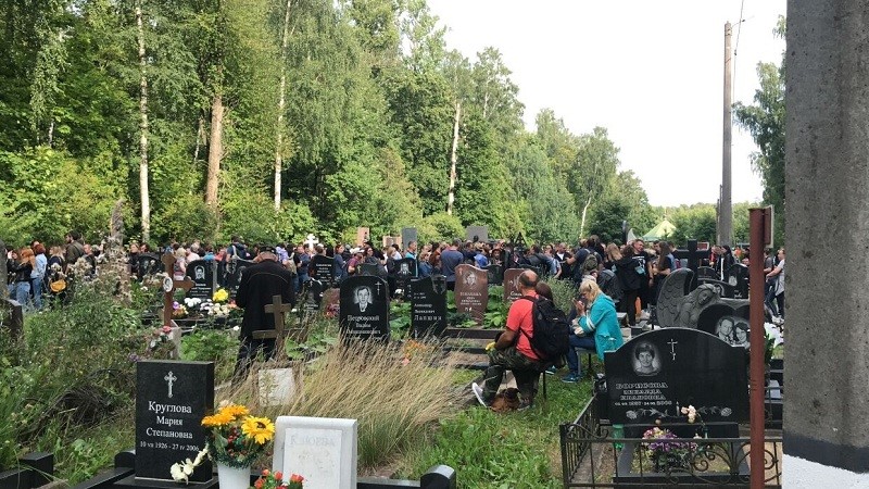 Ширвиндт похороны где похоронен. Могила Виктора Цоя на Богословском кладбище. Могила Виктора Цоя в Санкт-Петербурге.