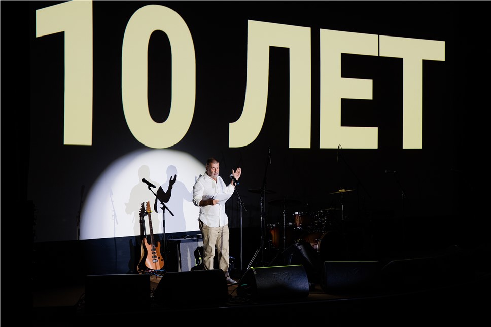 "Чиж & Co", праздничный торт и новая программа дебютного кино: в Калининграде открылся юбилейный фестиваль "Короче"
