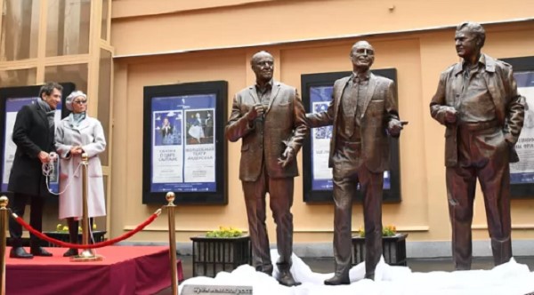 Памятник корифеям Вахтанговского театра открыт в Москве