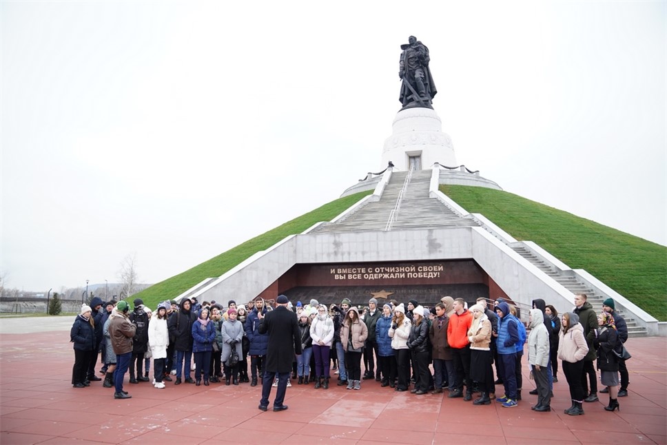 Копия памятника воину-освободителю теперь стоит на высоком кургане в Кемерово