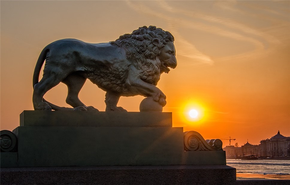 В Санкт-Петербурге на Дворцовую пристань вернулись отреставрированные львы