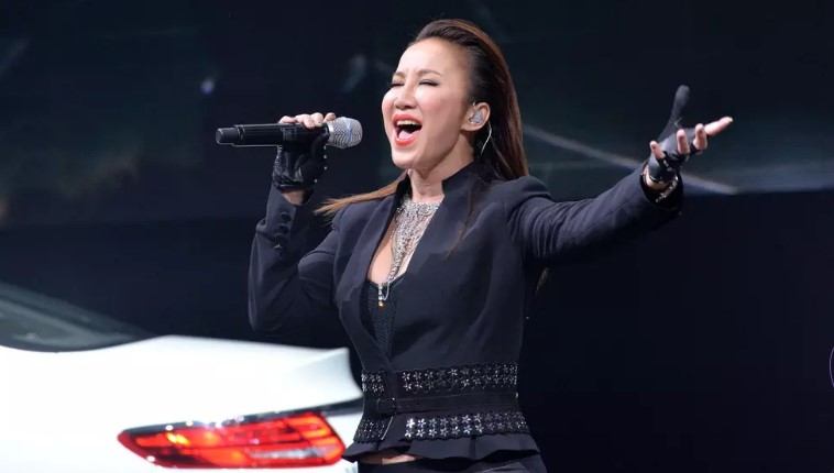 Китайско-американская певица Коко Ли умерла в 48 лет