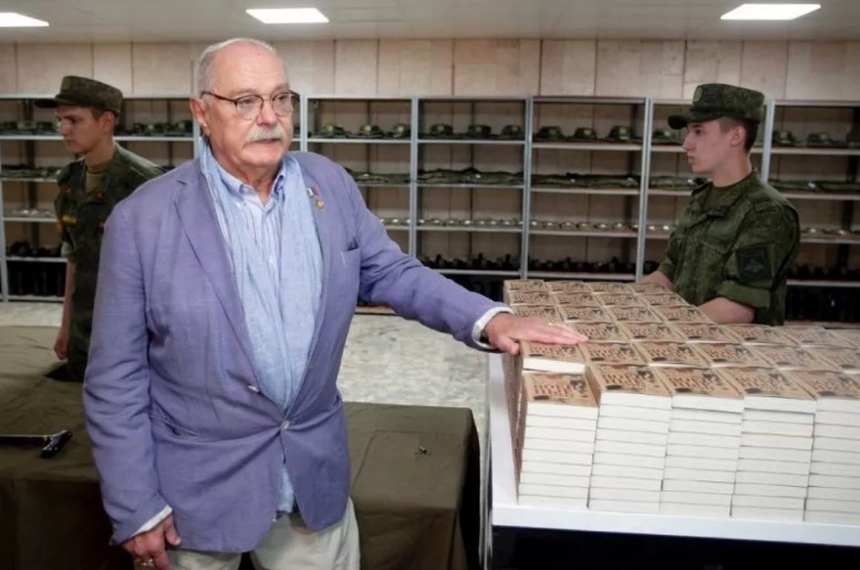Никита Михалков подарил бойцам СВО книги военных стихов своего отца