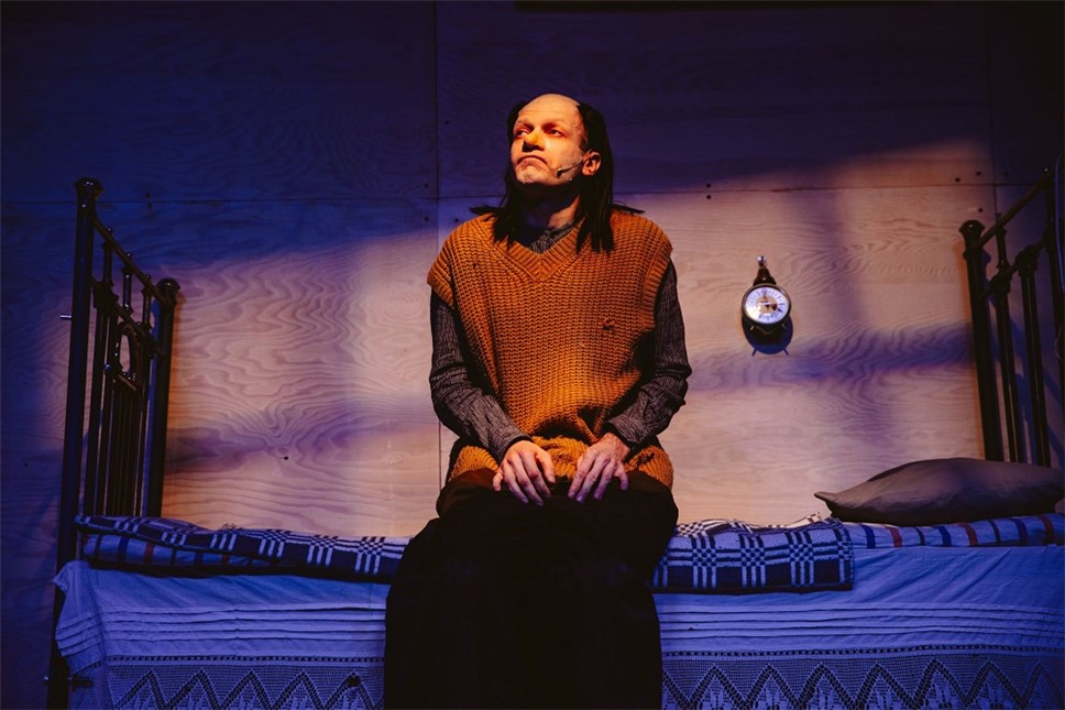 Сцена из спектакля "Шинель". Фото предоставлены пресс-службой фестиваля.